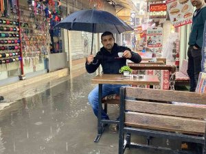 Esnaf Su Baskınıyla Uğraştı, O Kahve Keyfi Yaptı