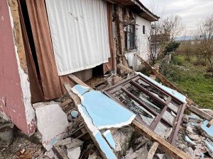 Sarsıntıya Dayanamayan Müstakil Evin Duvarı Çöktü