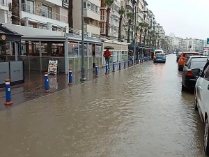 İ̇zmir’de Kuvvetli Sağanak Etkili Oluyor