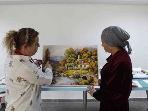 Ev Hanımları El Sanatları Kursunda Hayallerini İşliyor