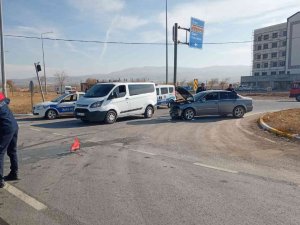 Gemerek’te Otomobiller Çarpıştı: 2 Yaralı