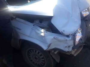 Otomobiller Kavşakta Kafa Kafaya Çarpıştı: 5 Yaralı