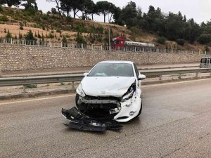 Bandırma’da Yağış Sebebiyle Kayan Araç Kaza Yaptı; 1 Kişi Yaralı