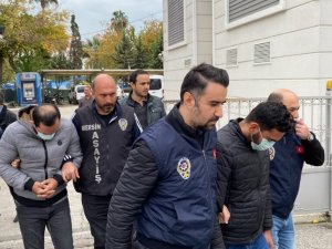 Üniversiteli Genç Kızlara Yabancı Cisim Atan Şüpheliler Tutuklandı