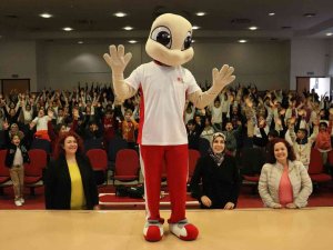 İ̇zmir’de Çocuklar Eğlenerek Spor Eğitimi Aldı