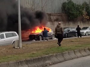 Büyükçekmece’de Park Halindeki Araç, Alev Topuna Döndü