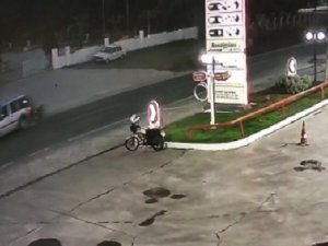Motosiklet Sürücüsünün Ağır Yaralandığı Kaza Kamerada
