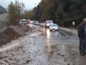 Aydın’da Şiddetli Yağış Sonrası Köşk-ödemiş Yolu Trafiğe Kapandı