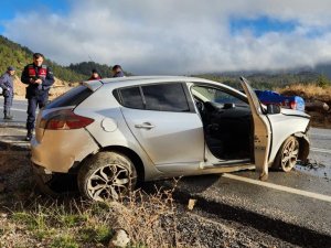 Antalya’da Otomobil Kayalıklara Çarptı: 1 Yaralı