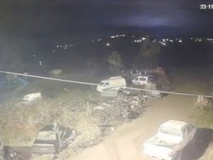 Deprem Sırasında Ortaya Çıkan Işık Güvenlik Kamerasına Yansıdı