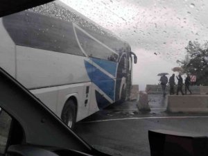 Muğla’da Yolcu Otobüsü Refüje Çarpıp Karşı Şeride Geçti