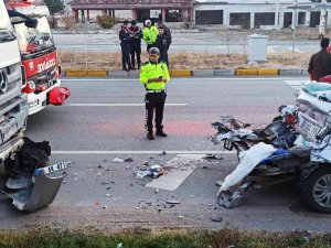 Freni Tutmayan Kamyon Otomobile Çarptı: 4 Yaralı