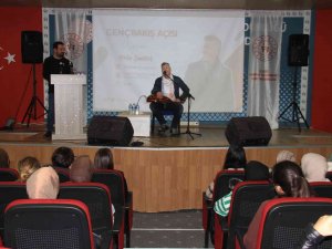 Sanatçı Metin Şentürk, Üniversite Öğrencilerini Hem Eğlendirdi Hem De Hayat Tecrübelerini Paylaştı