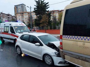 Kamyonetin Çarptığı Otomobil Dolmuşa Arkadan Vurdu: 1 Yaralı