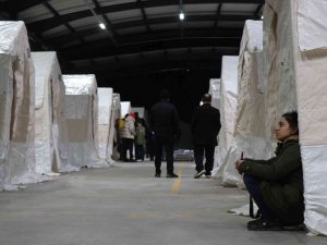Depremzedeler İçin Çadır Kentler Kuruldu, Vatandaşlar İlk Geceyi Çadırlarda Geçirecek