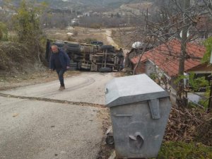 Asfalt Yüklü Kamyon Devrildi: 1 Yaralı