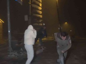 Kar Yağışını Duyan Vatandaşlar Uludağ’a Koştu