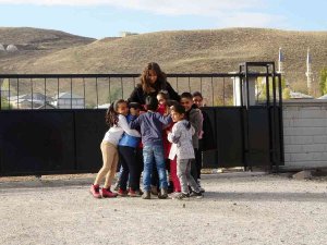 Bursa’dan Geldi, Muş’un Dağ Köyünde Öğrencileri İçin Soba Yakmayı Öğrendi