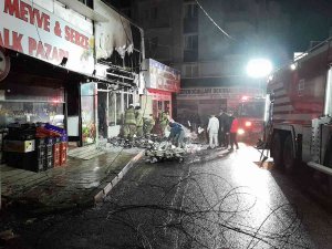 Aliağa’da Trafo Patladı, Sonrasında Market Deposunda Yangın Çıktı