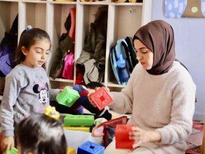 Öğrencilerine Anne Olan Tuğba Öğretmen, Çocukları Yarınlara Taşıyor