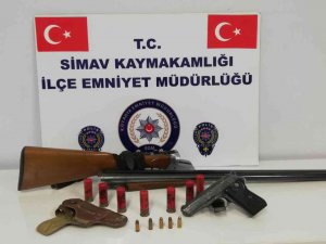 Simav’da Bir Araçta Ruhsatsız Tabanca İle Av Tüfeği Ele Geçirildi