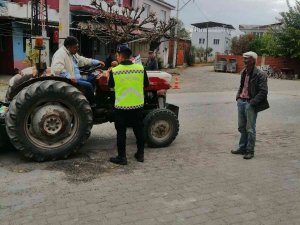 Jandarma Traktör Sürücülerini Bilgilendirdi