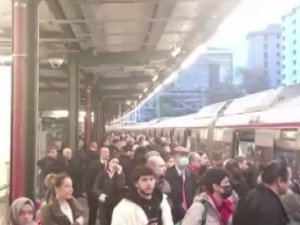 Marmaray’da Seferler Yapılamadı, Duraklarda Kalabalık Oluştu