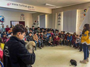 Van’da Çocuklara Hayvan Sevgisi Aşılanıyor