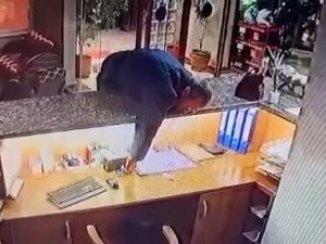 Kısa Boylu Hırsızın Azmi... Müşteri Gibi Geldi, 40 Bin Liralık Telefonu Zıplayarak Böyle Çaldı