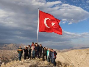Şehit Öğretmenlere Vefa: İ̇simlerini Bayrak Direğine Yazıp Dağın Tepesine Diktiler