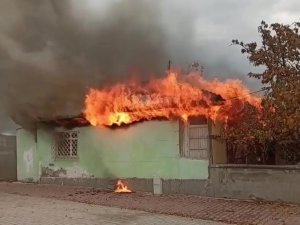 Yangında Canları Dışında Her Şeylerini Kaybeden Aile Yardım Bekliyor