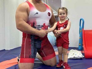 Dünyanın Yenemediği Rıza Kayaalp’i Minik Kızı Devirdi