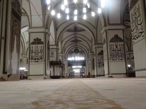 Ulu Cami’nin 12 Yıllık Halıları Değişti
