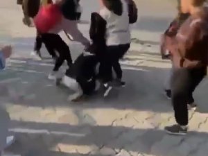 Liseli Kızın Feci Şekilde Dövülmesini Arkadaşları Gülerek İzledi