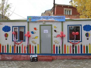 Fedakar Öğretmenler Öğrencileri İçin Konteyneri Kütüphaneye Dönüştürdü