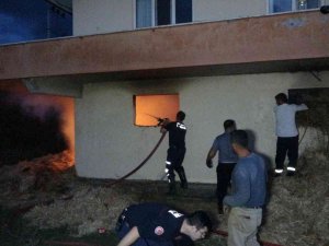 İ̇tfaiye Ekipleri Samanlıktaki Yangını Binanın Duvarını Yıkarak Söndürebildi