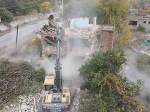 Nazilli’de Metruk Binalar Yıkılıyor