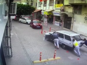 Park Halindeki Otomobili İterek Çaldılar
