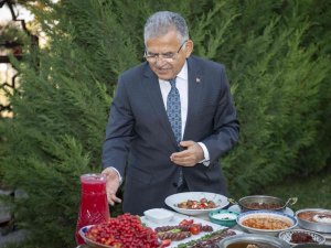 Doktor Başkan’dan Sağlık İçin Gilaburu Tavsiyesi