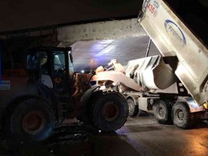 Damperi Açık Unutunca Köprüye Takılıp Kaldı