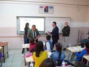 Batmanlı İş Adamı Karanfil Ve Gül İle Öğretmenlerin Gününü Kutladı