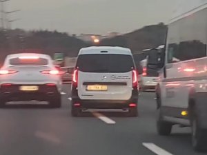 Fsm Köprüsü Yolunda Art Arda Makas Atarak İlerleyen Araç Kamerada
