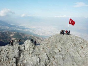 Spil Dağı’nın Zirvesinden Kadına Yönelik Şiddete Dikkat Çektiler