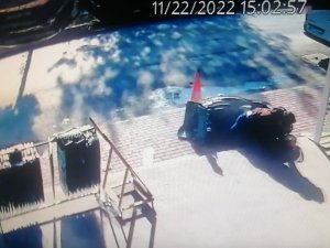 Otomobile Çarpıp Metrelerce Sürüklenen Motosiklet Sürücüsü Ölümden Döndü