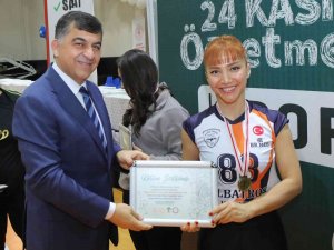 Şampiyon Öğretmenler Kupalarını Kaldırdı