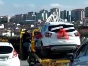 Düğün Arabasını Çekiciye Yükleyip Şehir Turu Attılar