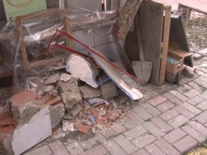 Küçükçekmece’de Kontrolden Araç Bakkala Çarptı