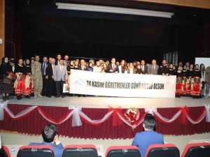 Hakkari’de 24 Kasım Öğretmenler Günü Kutlandı