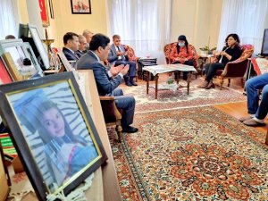 Vali, Terör Şehidi Öğretmen Şenay Aybüke Yalçın’ın Annesini Ziyaret Etti