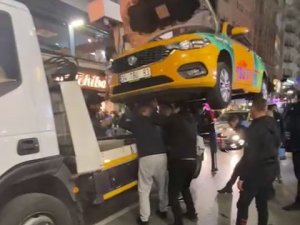 İ̇stanbul’da İlginç Kedi Kurtarma Operasyonu Kamerada: Çekiciyle Taksiyi Kaldırıp Kediyi Kurtardılar
